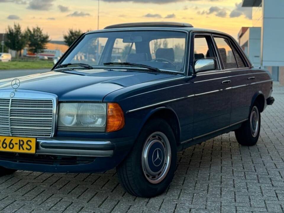 Image 3/8 of Mercedes-Benz 230 E (1984)