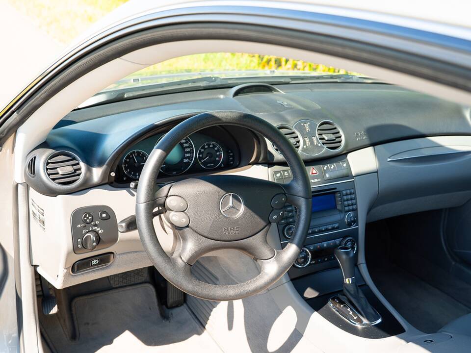 Image 36/49 of Mercedes-Benz CLK 280 (2006)
