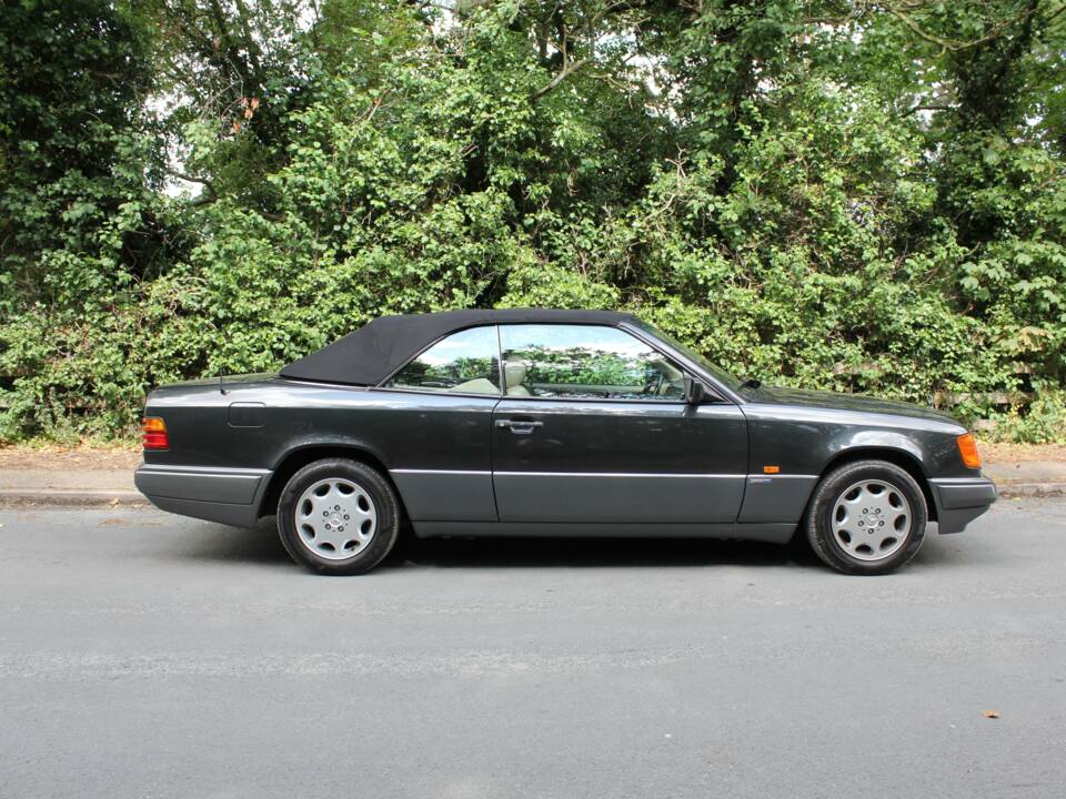 Bild 8/22 von Mercedes-Benz E 320 (1994)