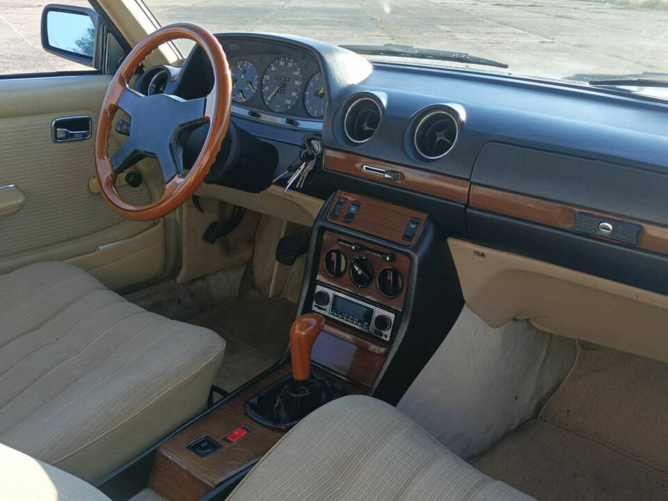 Bild 2/8 von Mercedes-Benz 230 CE (1983)