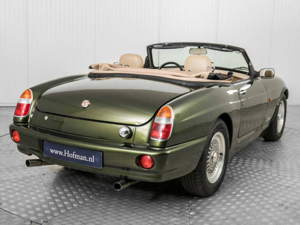 Image 27/50 of MG RV8 (1994)