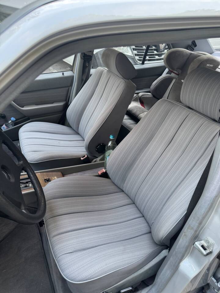 Image 19/32 of Mercedes-Benz 230 E (1987)