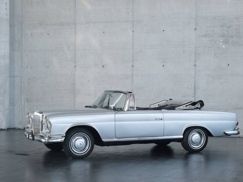 Image 3/49 of Mercedes-Benz 220 SE b (1962)