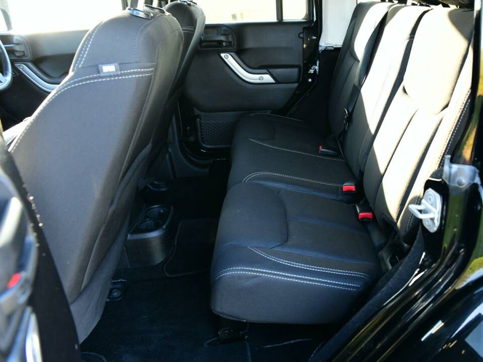 Image 17/50 de Jeep Wrangler Sahara 4.0L (2014)