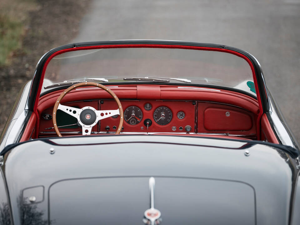 Image 2/19 de Jaguar XK 150 3.4 S OTS (1958)