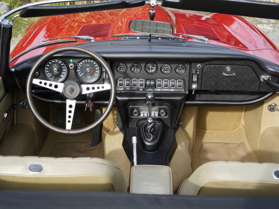 Image 8/22 of Jaguar E-Type V12 (1972)