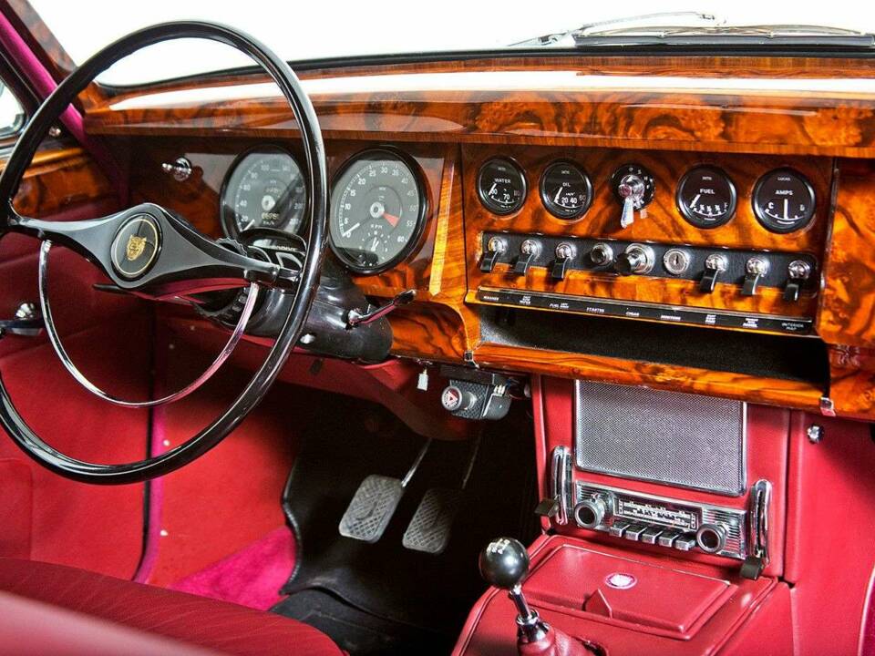 Image 17/20 of Jaguar Mk II 3.8 (1962)