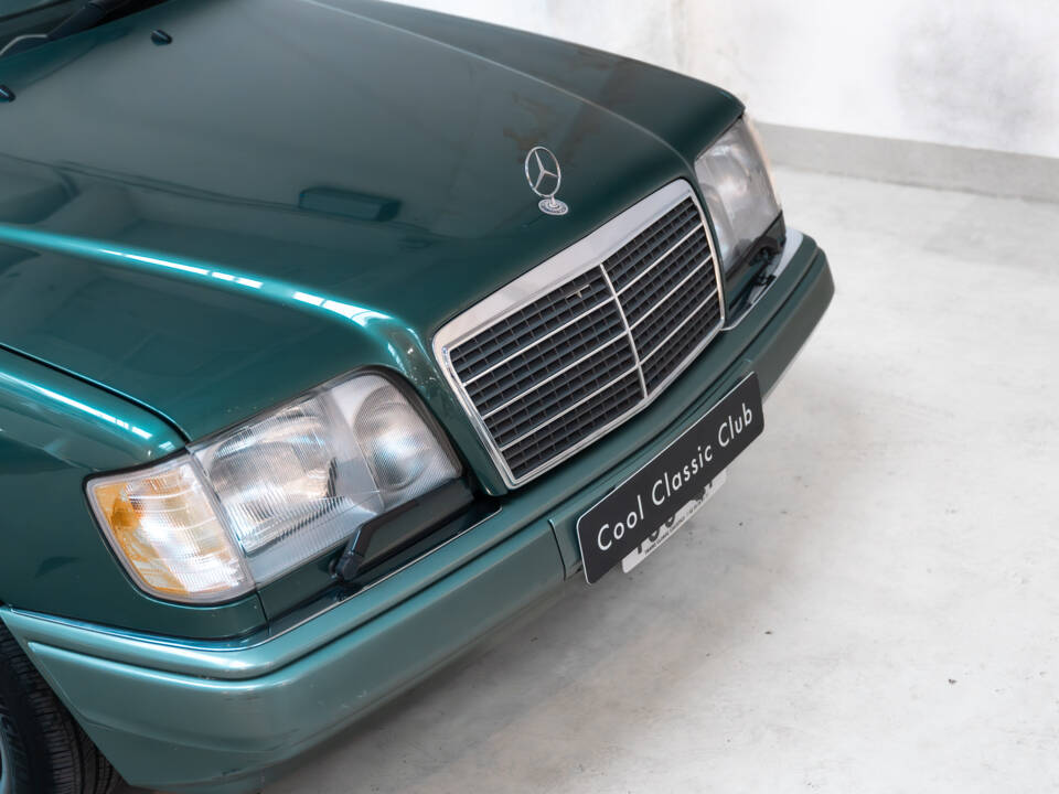 Image 18/27 of Mercedes-Benz E 320 (1994)