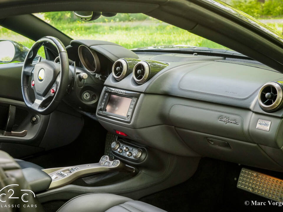 Image 19/85 de Ferrari California (2010)