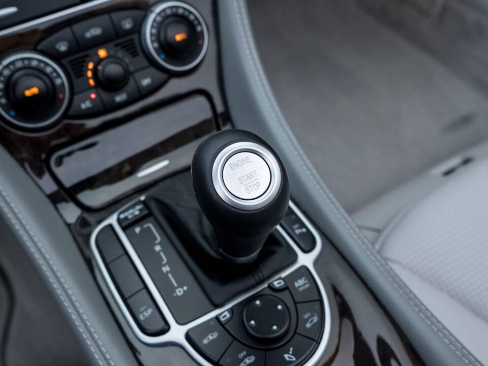 Image 25/42 of Mercedes-Benz SL 65 AMG (2006)