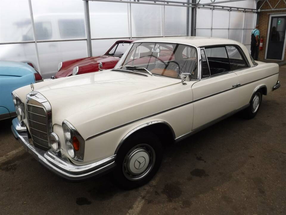 Image 33/49 of Mercedes-Benz 300 SE (1966)