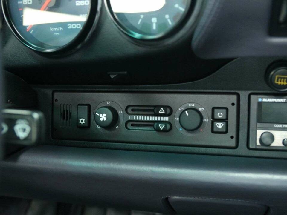 Immagine 23/50 di Porsche 911 Carrera 4 (1993)