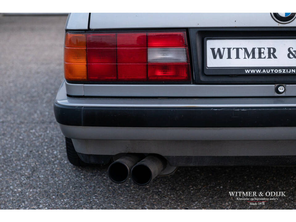 Image 34/50 de BMW 320i Touring (1989)