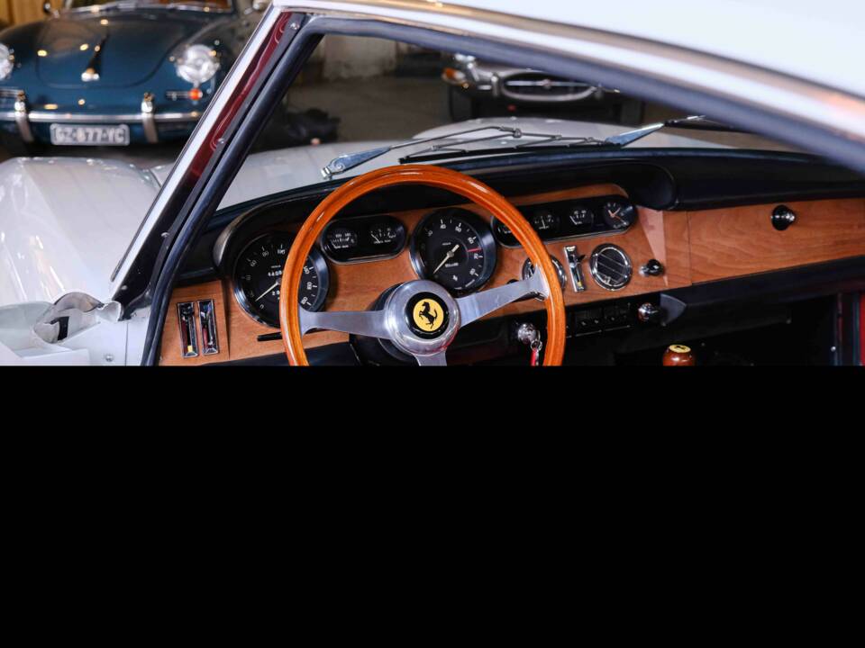 Image 22/36 of Ferrari 330 GT 2+2 (1964)