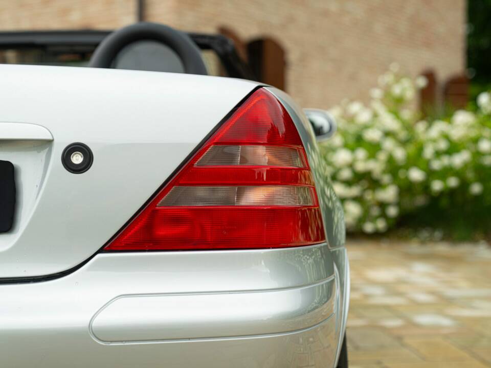 Immagine 23/50 di Mercedes-Benz SLK 230 Kompressor (1997)