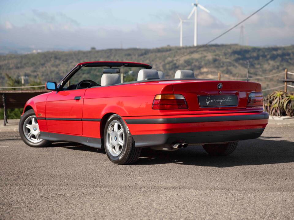 Bild 35/92 von BMW 325i (1994)