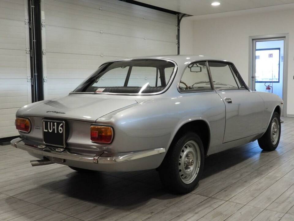 Bild 3/15 von Alfa Romeo Giulia 1600 GT Junior (1972)