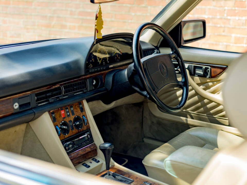 Image 45/50 of Mercedes-Benz 500 SEC (1989)