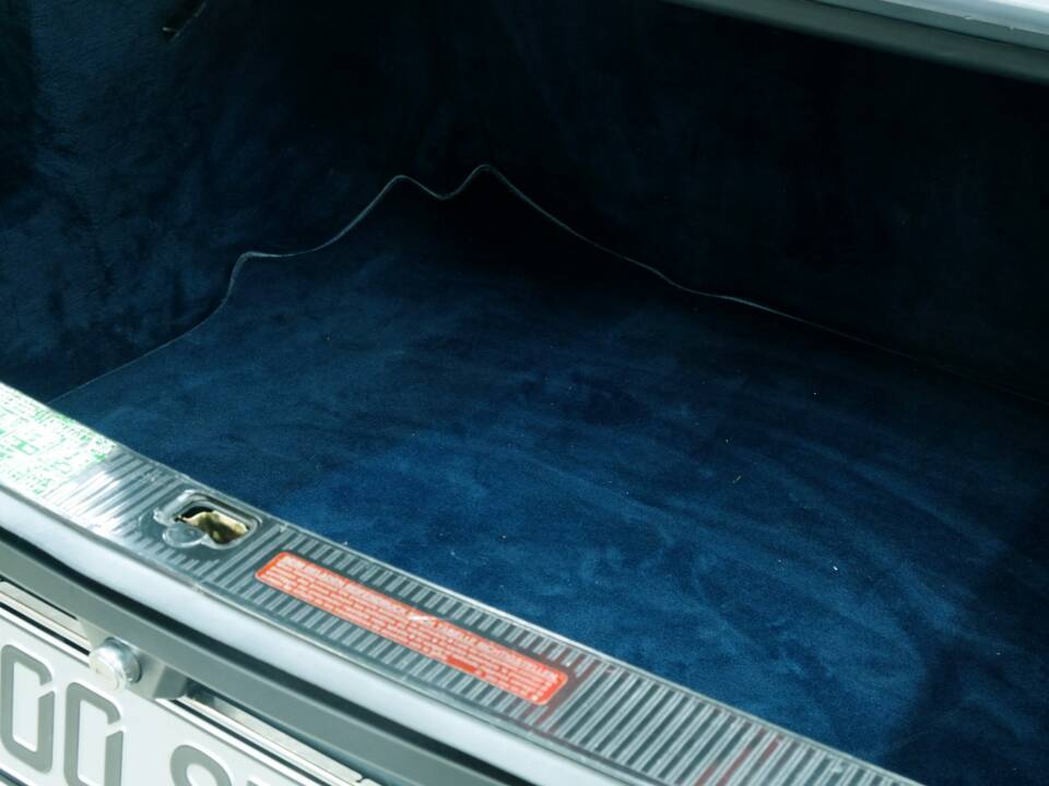 Image 17/50 of Mercedes-Benz 500 SEC (1982)