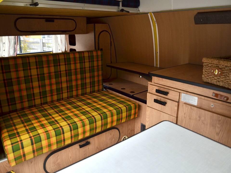 Image 10/18 of Volkswagen T2b panel van (1978)