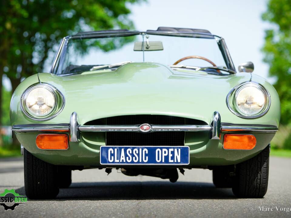Image 2/60 de Jaguar E-Type (1969)