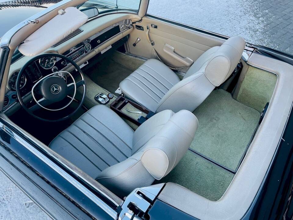 Image 17/34 of Mercedes-Benz 280 SL (1970)