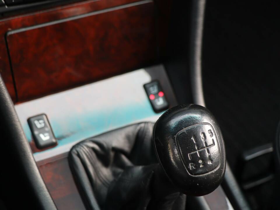 Image 40/50 of Mercedes-Benz E 220 (1994)