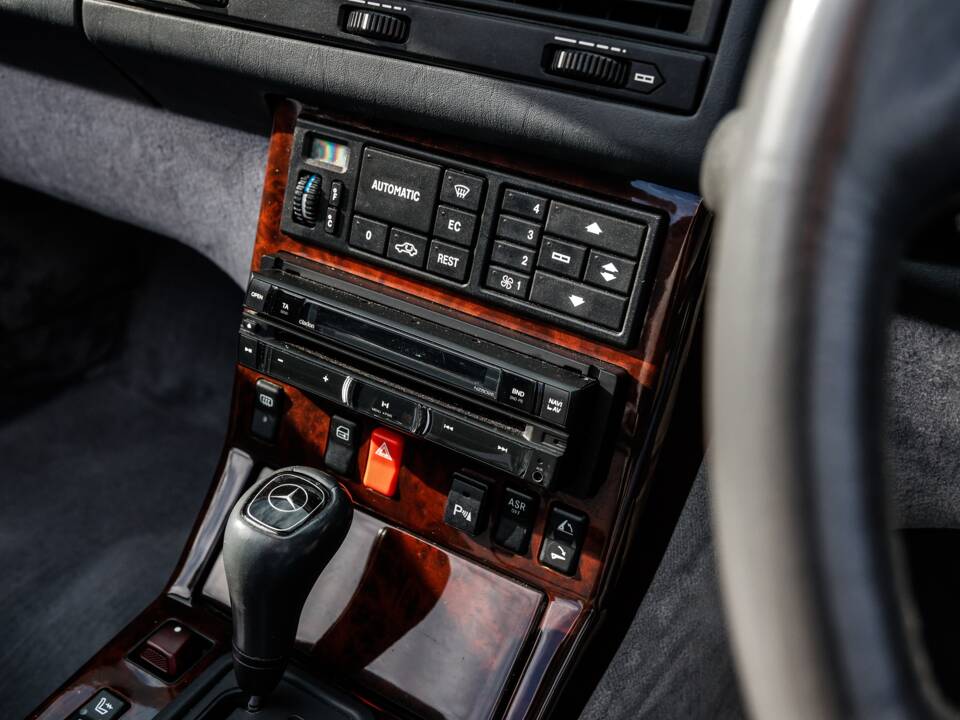 Image 24/43 of Mercedes-Benz SL 500 (1996)