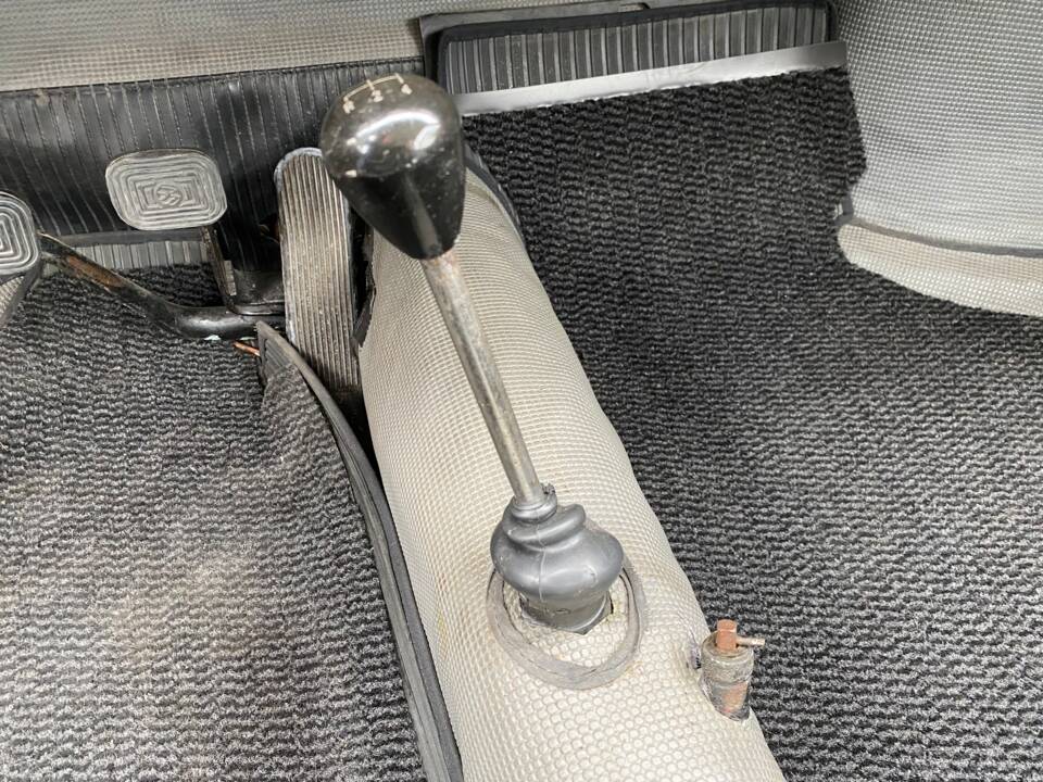 Image 26/34 of Volkswagen Karmann Ghia 1600 (1970)