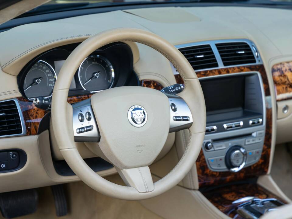 Image 44/50 of Jaguar XK (2011)