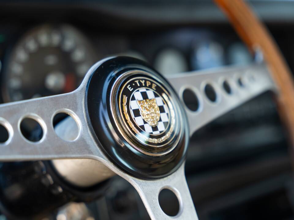 Image 31/78 de Jaguar E-Type (1969)
