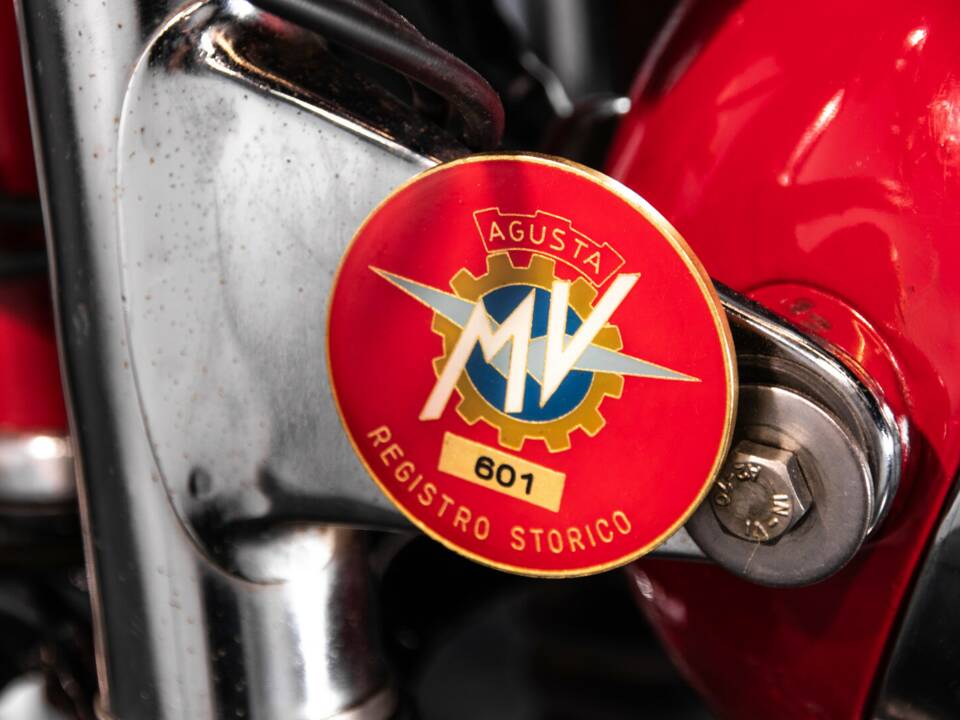 Image 29/34 of MV Agusta 250 Bicilindrica (1970)