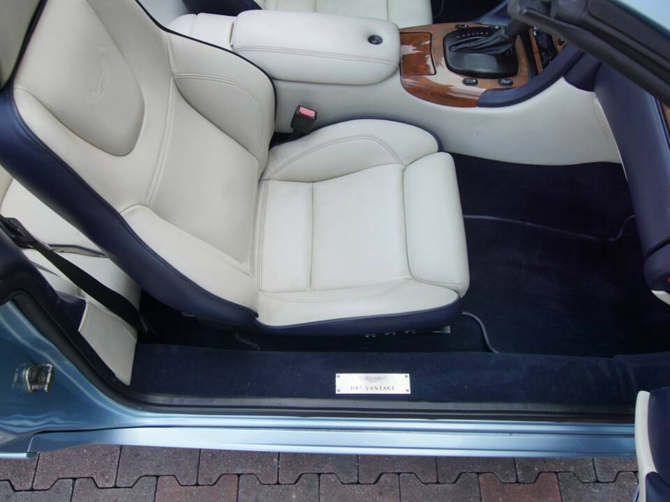 Image 38/50 of Aston Martin DB 7 Vantage Volante (2000)