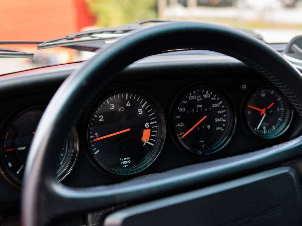 Image 28/29 of Porsche 911 Carrera 3.2 (1989)