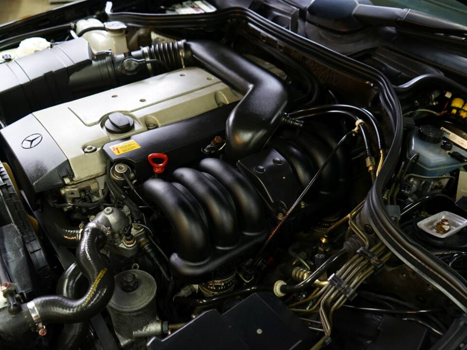 Bild 30/35 von Mercedes-Benz E 320 (1993)