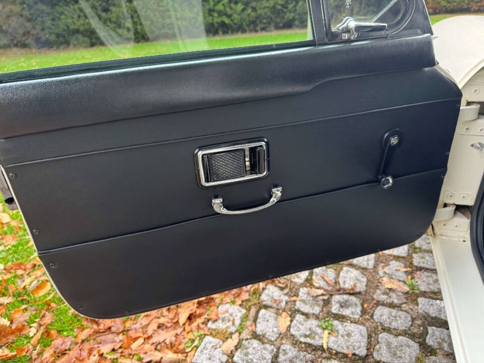 Bild 25/30 von MG MGC GT (1969)