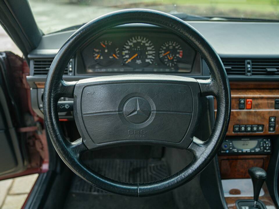 Image 30/50 of Mercedes-Benz 300 CE-24 (1991)