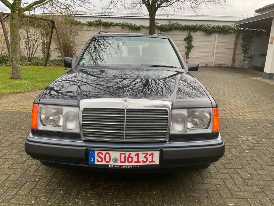 Image 29/149 of Mercedes-Benz 320 TE (1993)