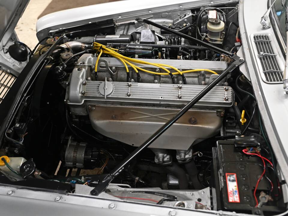 Image 13/26 of Jaguar XJ 6 C 4.2 (1976)