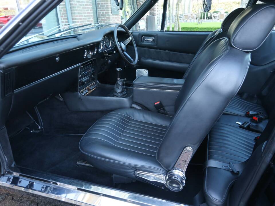 Image 42/50 of Aston Martin DBS V8 (1972)