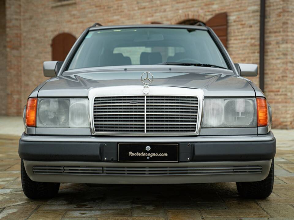 Image 3/50 of Mercedes-Benz 200 TE (1992)