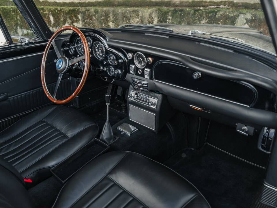 Image 11/33 of Aston Martin DB 5 Volante (1964)