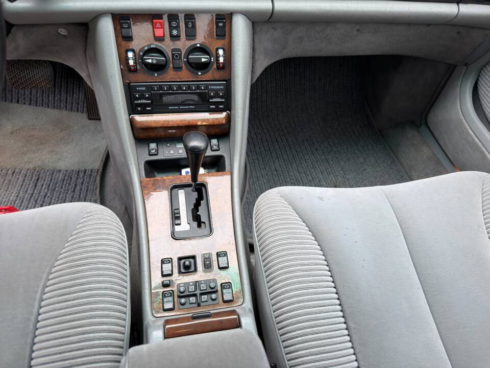 Image 17/20 of Mercedes-Benz 560 SEL (1988)