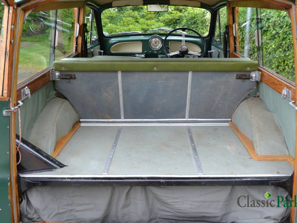 Image 32/50 of Morris Minor 1000 Traveller (1964)