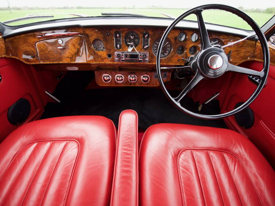 Image 22/50 of Bentley S 2 (1960)
