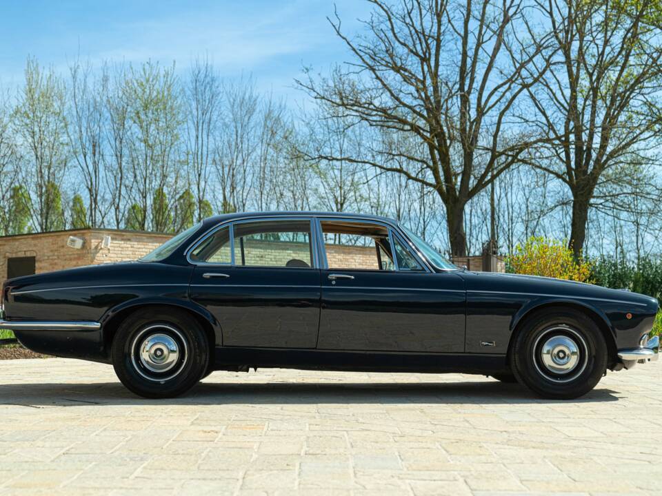 Image 4/50 de Jaguar XJ 6 4.2 (1972)