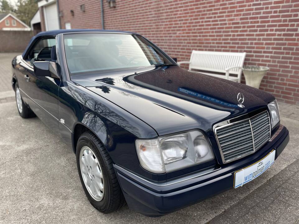 Image 21/25 of Mercedes-Benz E 200 (1996)