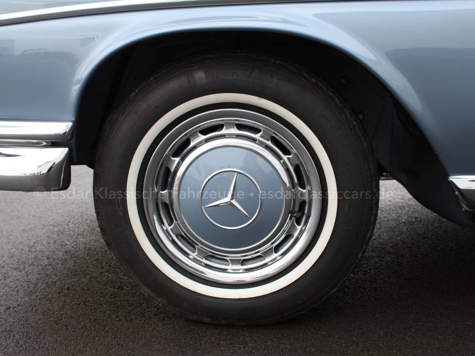 Image 29/40 de Mercedes-Benz 220 SE b (1964)