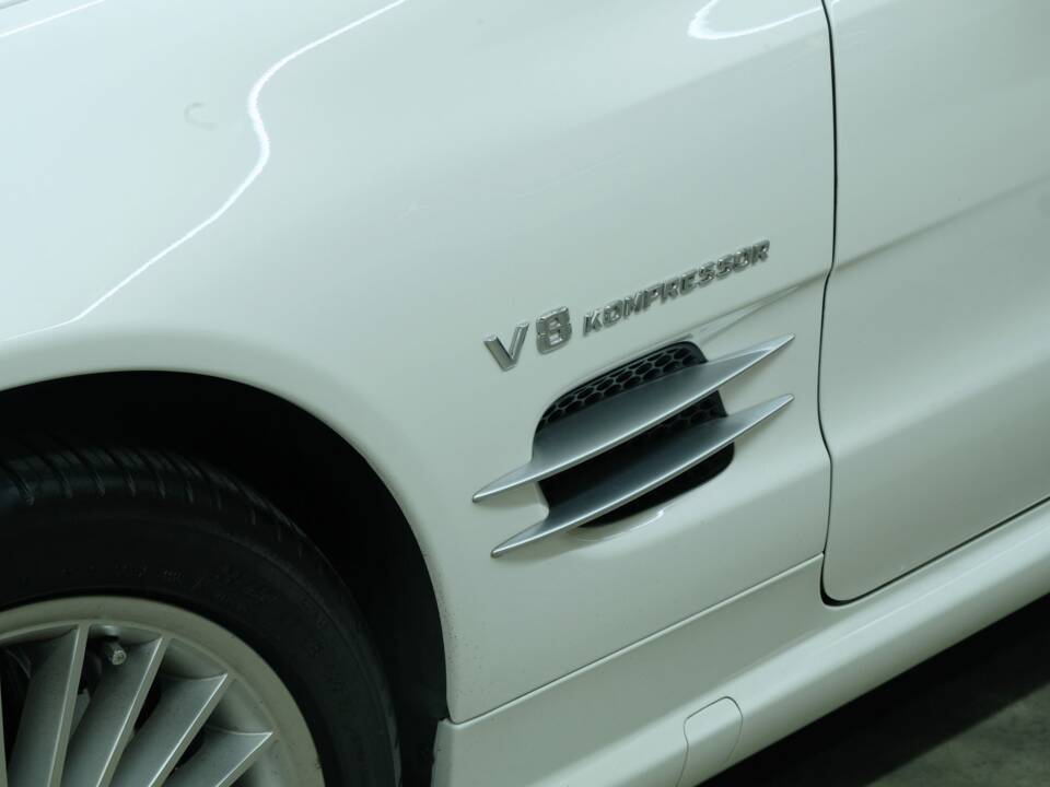 Image 25/50 of Mercedes-Benz SL 55 AMG (2003)