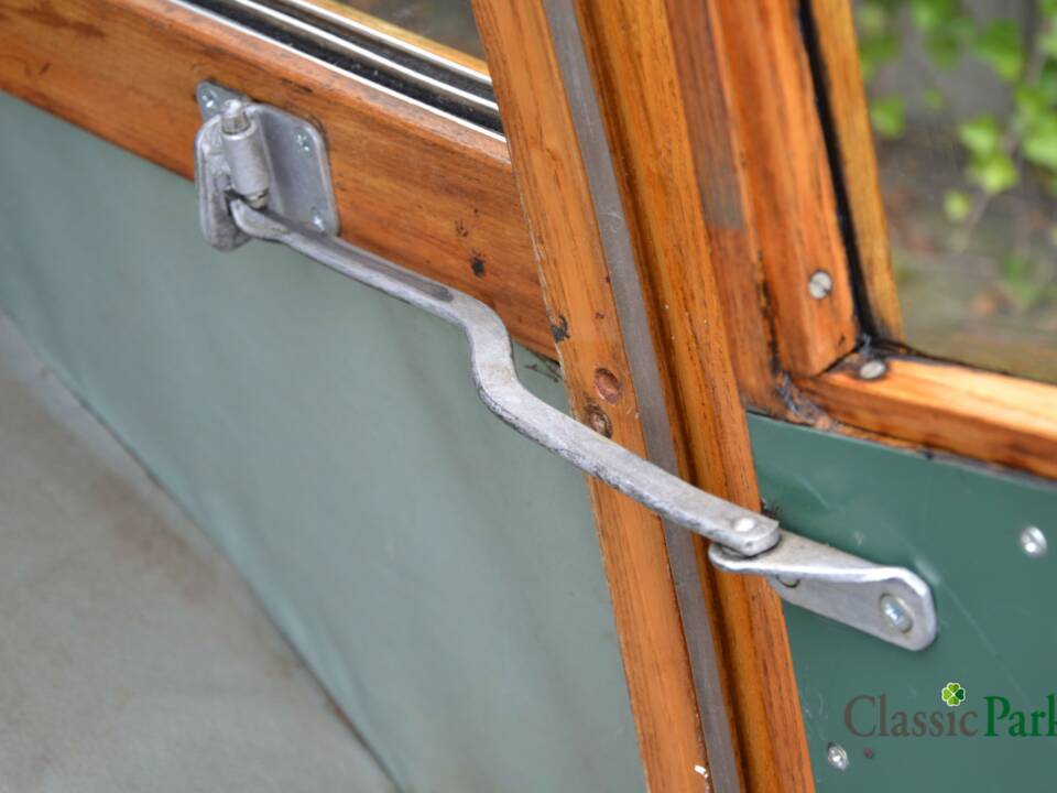 Image 35/50 of Morris Minor 1000 Traveller (1964)